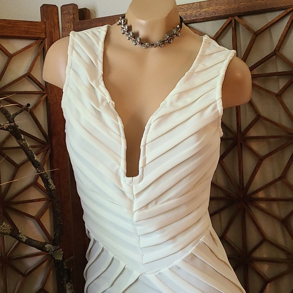 BEAUTIFUL WHITE PLUNGE V NECKLINE SM FITTED DRESS - Picture 3 of 16